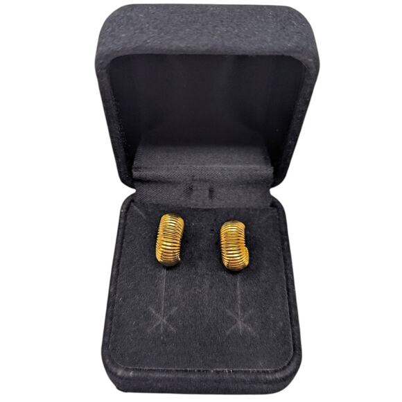 18K Gold Ribbed Hoop Earrings | Vintage Retro Huggies | 2g | Stamped 18K - Picture 2 of 5